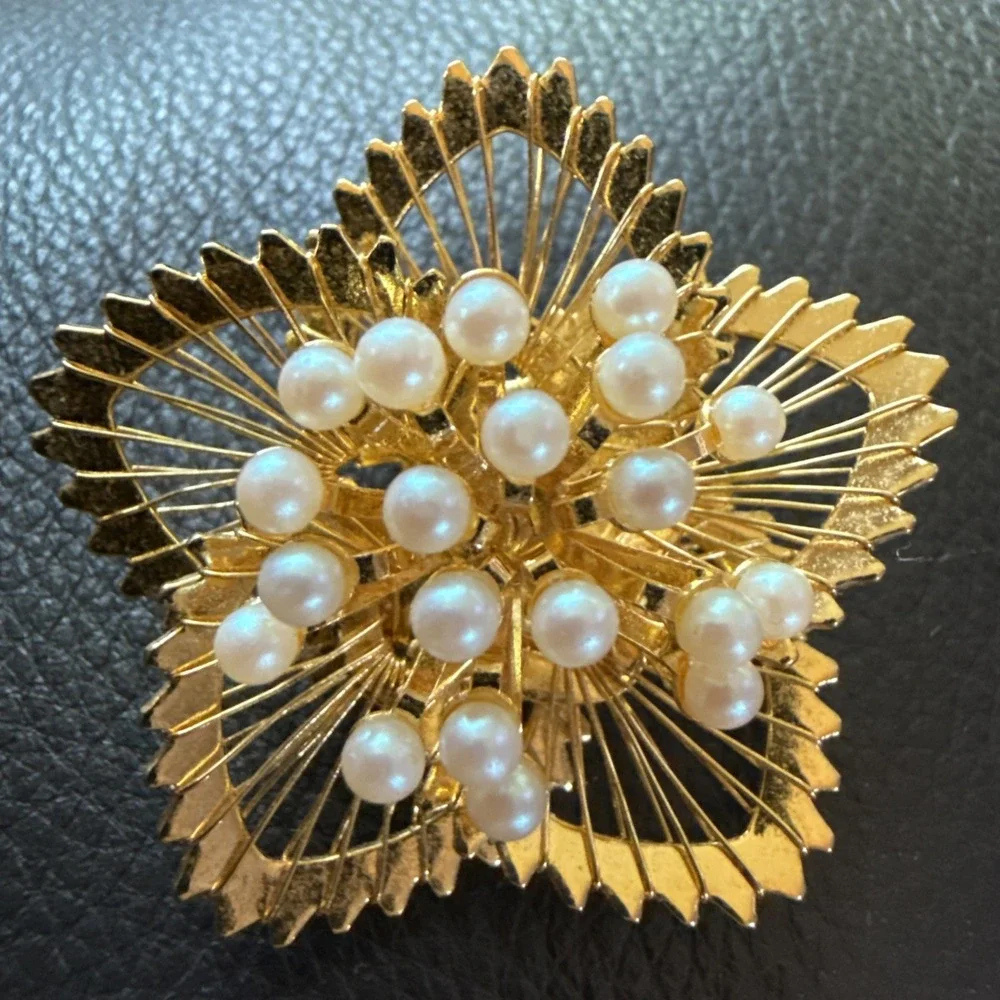 VTG Gold Tone Faux Pearl Starburst Brooch/Pin. 27